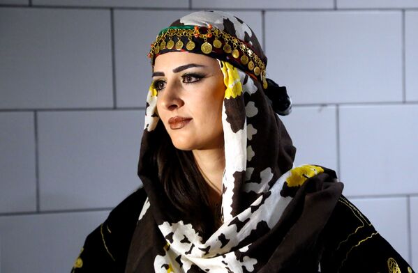 A Syrian-Kurdish female model wears a black and white headscarf with a gold headpiece on top. - Sputnik International