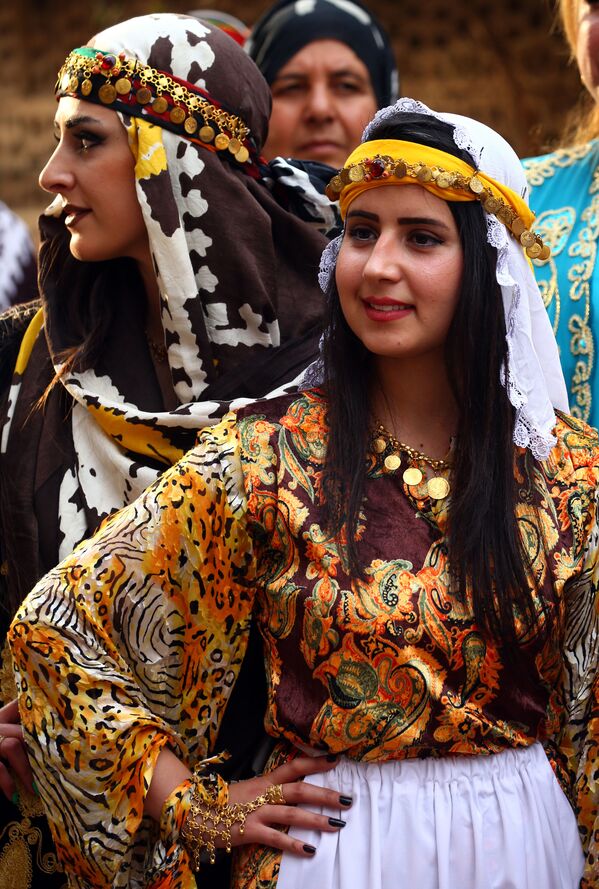 A traditional Kurdish outfit for women consists primarily of an ornate dress with exaggerated long sleeves and a pointed cuff known as a krass. - Sputnik International