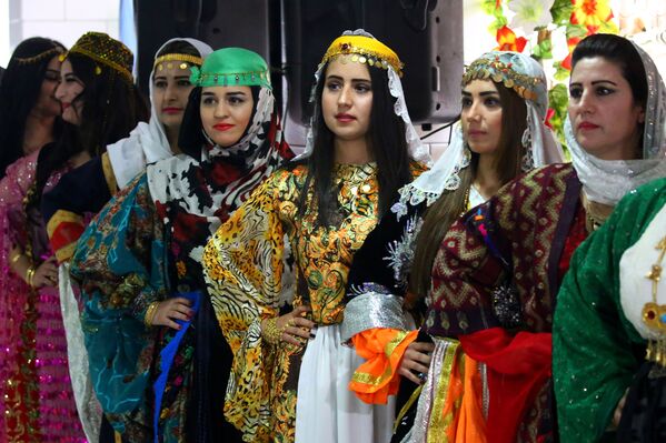 Syrian Kurds hit the catwalk to promote traditional attire. - Sputnik International