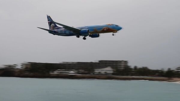 SCARY: Westjet Boeing 737 almost crashes into water @ St. Maarten - Sputnik International