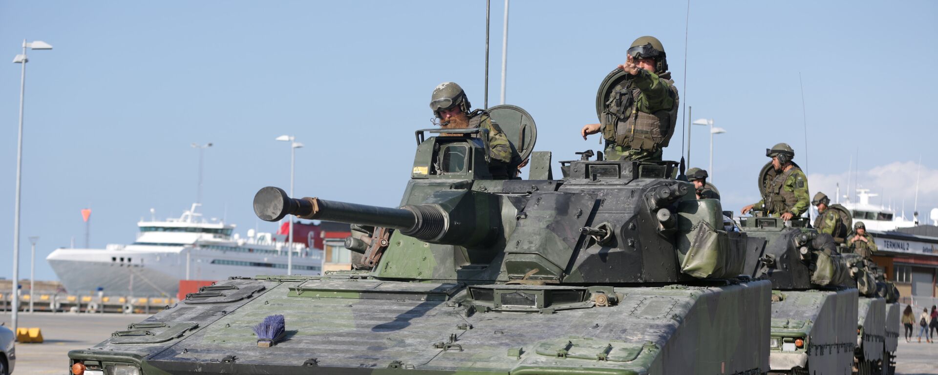 Swedish armoured personnel carriers are seen in Visby harbour, island of Gotland, Sweden September 14, 2016. Picture taken September 14, 2016. - Sputnik International, 1920, 14.01.2022