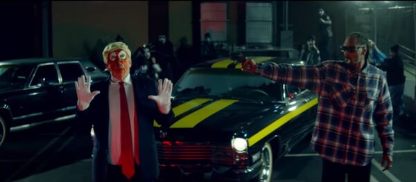 Snoops trains a gun on a clown dressed as Donald Trump in a new music. - Sputnik International