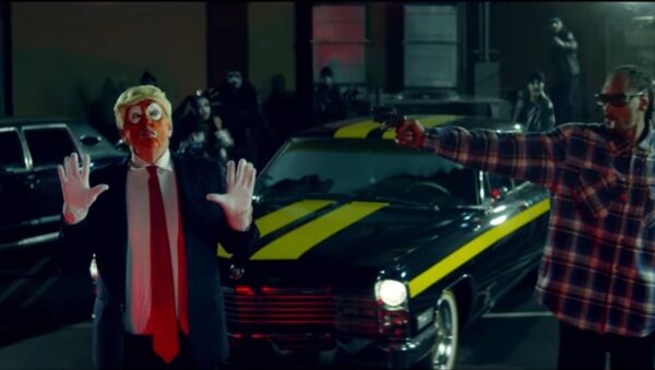Snoops trains a gun on a clown dressed as Donald Trump in a new music. - Sputnik International