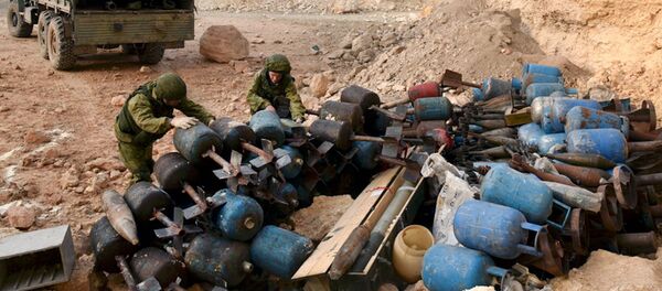 Russian combat engineers defuse explosive devices in Aleppo's residential areas - Sputnik International