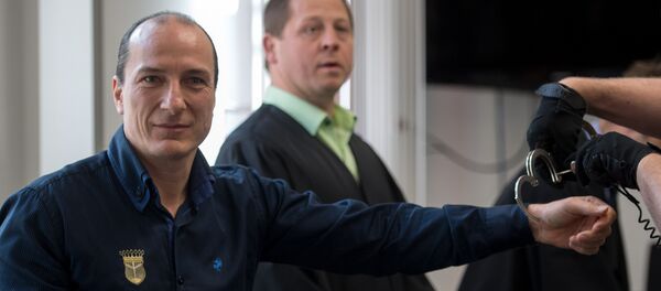 Self-appointed King of Germany Peter Fitzek (L) is taken off the handcuffs as he arrives for his trial at court in Halle/Saale, central Germany, on March 15, 2017 - Sputnik International