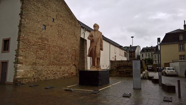 A wooden representation of the planned Karl Marx statue stands in Trier - Sputnik International