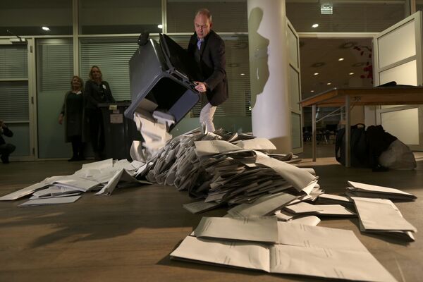 Ballots are emptied for counting as polling stations close in The Hague, Netherlands, March 15, 2017. - Sputnik International