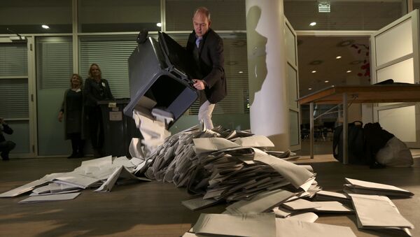 Ballots are emptied for counting as polling stations close in The Hague, Netherlands, March 15, 2017 - Sputnik International