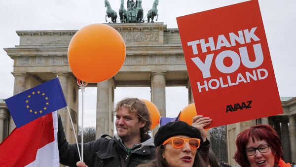 People hold placards to support the election results in the Netherlands during a demonstration in front of the Brandenburg Gate in Berlin, Germany, March 16, 2017. - Sputnik International