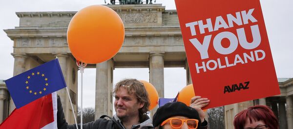 People hold placards to support the election results in the Netherlands during a demonstration in front of the Brandenburg Gate in Berlin, Germany, March 16, 2017. - Sputnik International