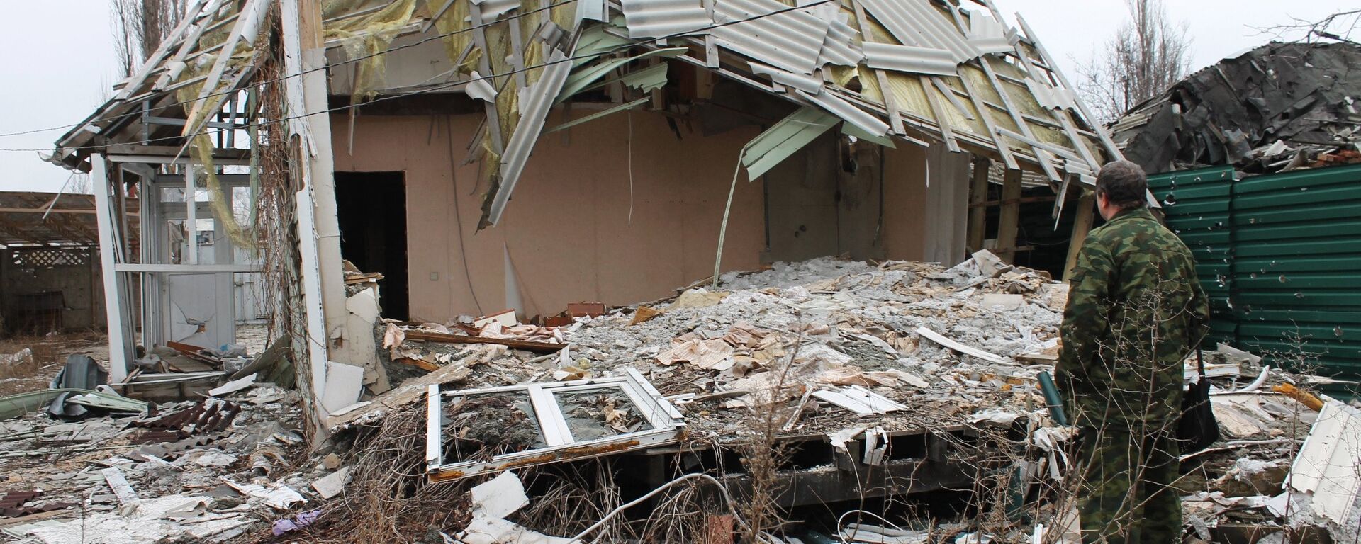 A damaged building in the village of Spartak in the Donetsk Region, affected by shelling - Sputnik International, 1920, 09.12.2021