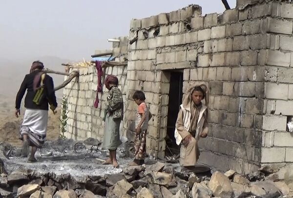 In this February 3, 2017 frame grab from video, residents inspect a house that was damaged during a January 29, 2017 US raid on the tiny village of Yakla, in central Yemen. In this February 3, 2017 frame grab from video, residents inspect a house that was damaged during a January 29, 2017 US raid on the tiny village of Yakla, in central Yemen. - Sputnik International