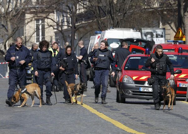 Police outside the International Monetary Fund (IMF) offices where an envelope exploded in Paris, France, March 16, 2017 Police outside the International Monetary Fund (IMF) offices where an envelope exploded in Paris, France, March 16, 2017 - Sputnik International