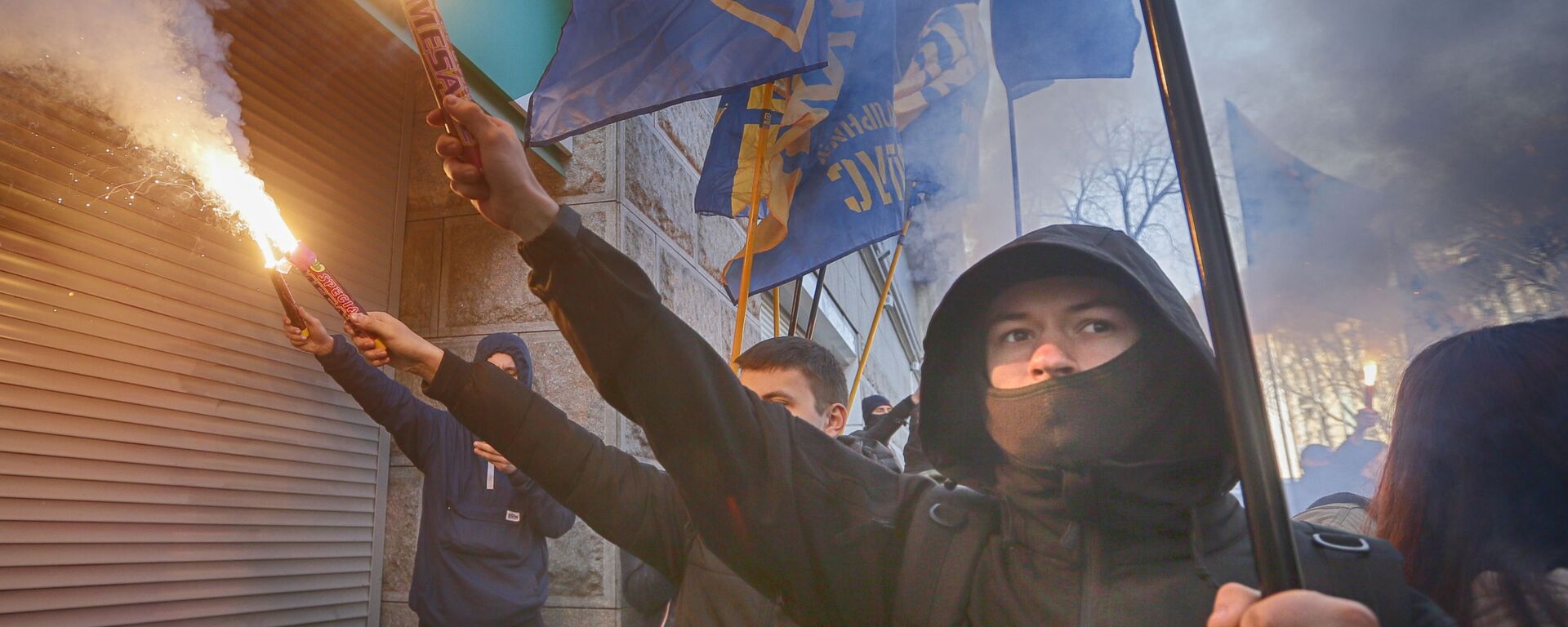 Члены украинской партии Национальный корпус у входа в центральное отделение дочернего отделения Сбербанка в Киеве - Sputnik International, 1920, 07.03.2022