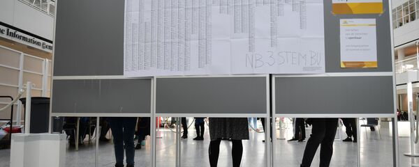 People prepare their ballots to vote in the Dutch general elections in The Hague on March 15, 2017 - Sputnik International