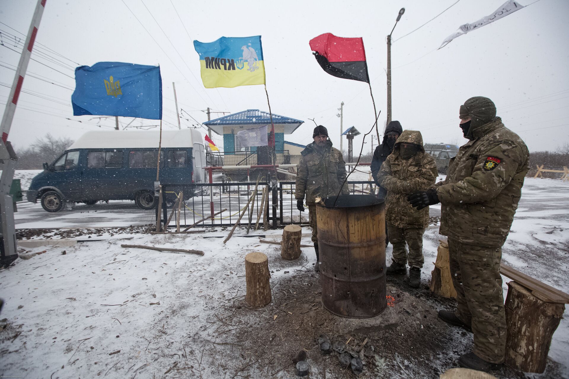 Activists warm themselves by a fire in a camp at Kryvyi Torets station as they take part in a rail blockade that has halted coal supplies in the village of Shcherbivka in the Donetsk Region, 14 February 2017.  - Sputnik International, 1920, 24.02.2022