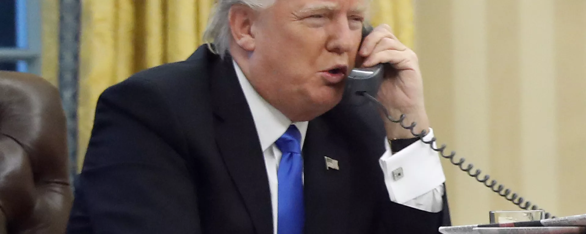 US President Donald Trump speaks on the phone - Sputnik International, 1920, 13.02.2025