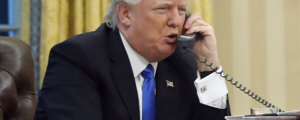 US President Donald Trump speaks on the phone - Sputnik International