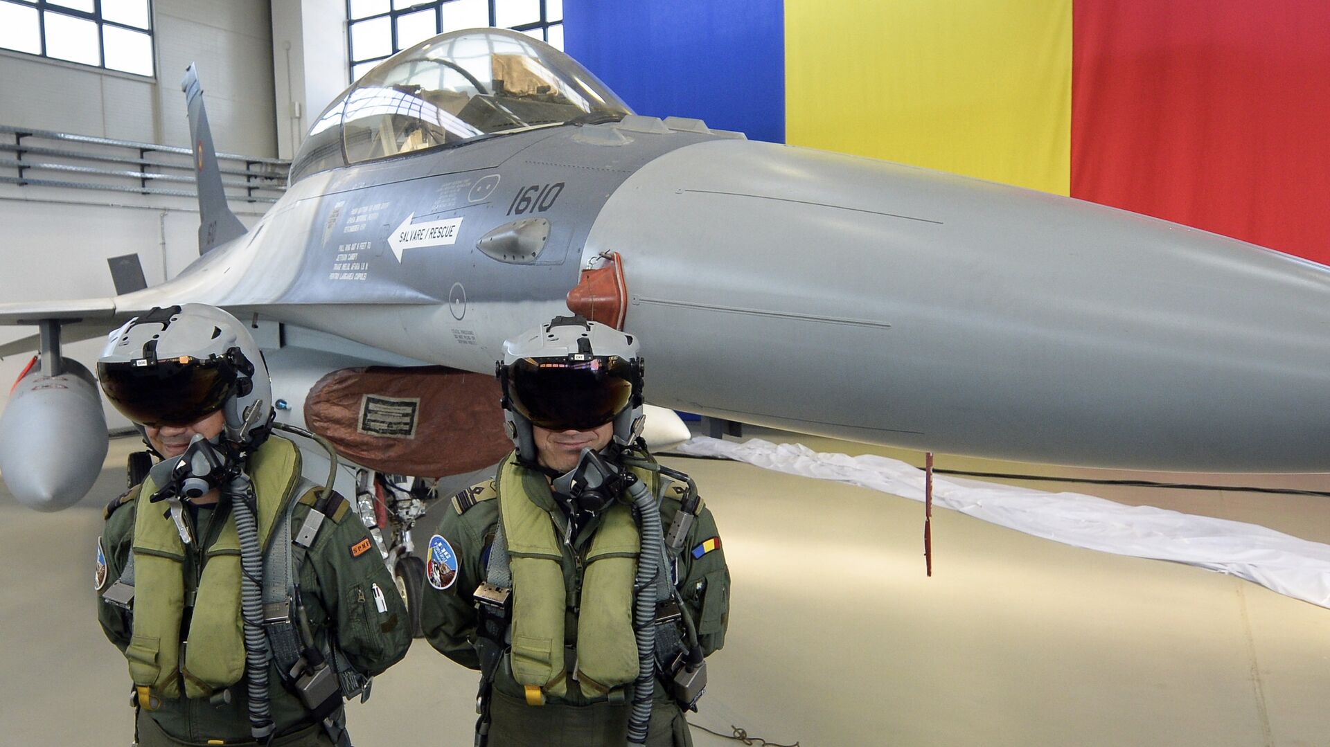 Romanian pilots stand next to a Romanian Air Force F16 fighter jet parked inside a hangar of the Air Base 86, in Borcea, southern Romania, Friday, Oct. 7, 2016. - Sputnik International, 1920, 07.07.2023