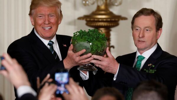 Ireland's Prime Minister Enda Kenny (R) presents a traditional gift of a bowl of shamrocks to U.S. President Donald Trump during a St. Patrick's Day reception at the White House in Washington, U.S. March 16, 2017. - Sputnik International