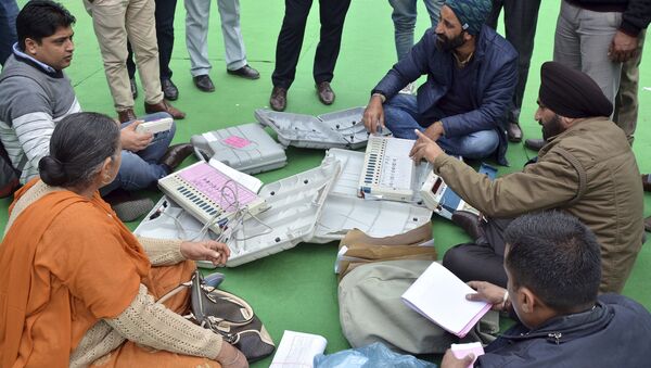 Election officials examine Electronic Voting Machines (EVM) on the eve of Punjab state elections at a distribution centre in Amritsar, India, Friday, Feb. 3, 2017 - Sputnik International