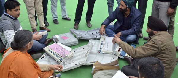 Election officials examine Electronic Voting Machines (EVM) on the eve of Punjab state elections at a distribution centre in Amritsar, India, Friday, Feb. 3, 2017 Election officials examine Electronic Voting Machines (EVM) on the eve of Punjab state elections at a distribution centre in Amritsar, India, Friday, Feb. 3, 2017 - Sputnik International