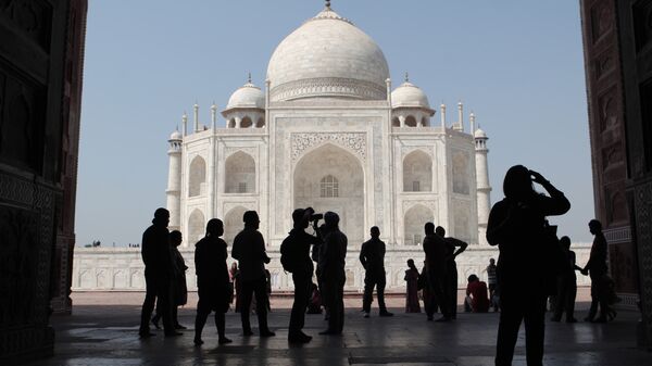 Tourists on the territory of the Taj Mahal palace in the city of Agra - Sputnik International