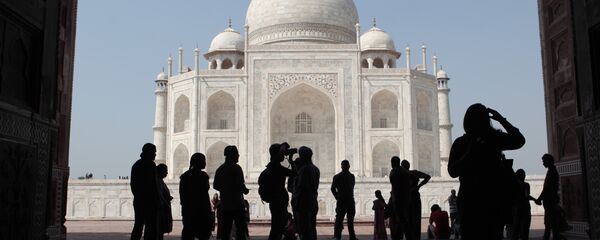 Tourists on the territory of the Taj Mahal palace in the city of Agra - Sputnik International