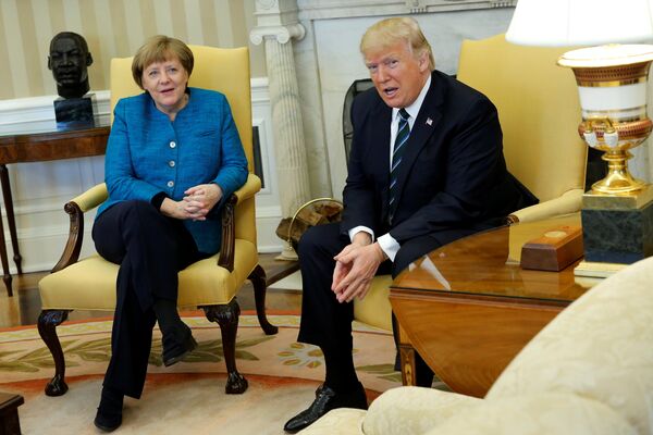 U.S. President Donald Trump and Germany's Chancellor Angela Merkel watch as reporters enter the room before their meeting in the Oval Office at the White House in Washington, U.S. March 17, 2017 - Sputnik International