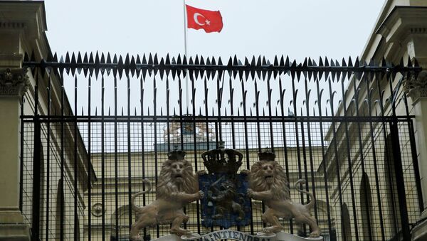 A Turkish flag flies over the Dutch Consulate in Istanbul, Turkey, March 12, 2017 - Sputnik International