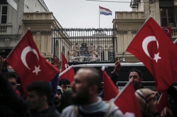 A group of Turks protest outside the Dutch consulate in Istanbul, Sunday, March 12, 2017 A group of Turks protest outside the Dutch consulate in Istanbul, Sunday, March 12, 2017 - Sputnik International