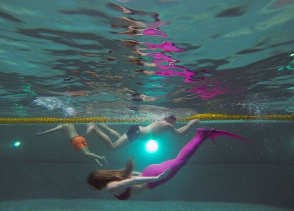 Aquatic Fairytale: A Moscow School Teaches Women How to Become Mermaids - Sputnik International