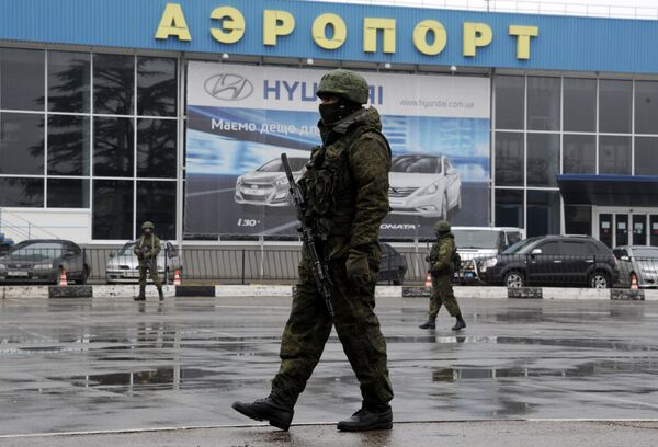 Unidentified armed men patrol outside of Simferopol airport, on February 28, 2014 Unidentified armed men patrol outside of Simferopol airport, on February 28, 2014 - Sputnik International