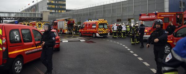 French policemen and firefighters secure the area at Paris' Orly airport on March 18, 2017 following the shooting of a man by French security forces French policemen and firefighters secure the area at Paris' Orly airport on March 18, 2017 following the shooting of a man by French security forces - Sputnik International