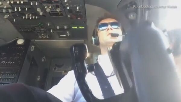 Terrifying: Turbulent landing Boeing 737 pilot fighting winds - Sputnik International