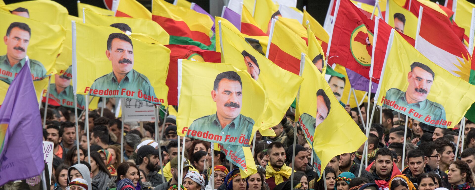 Kurdish protesters demonstrate on their way to the Kurdish spring festival Newroz with placards reading No to dictatorship and the portrait of the leader of the Kurdistan PKK Workers' Party, Abdullah Ocalan in the city center of Frankfurt am Main, western Germany, on March 18, 2017 - Sputnik International, 1920, 27.02.2023