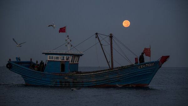 September 17, 2016 shows fisherman on their boat in front of the full moon in Xianrendao in China's northeastern Liaoning province - Sputnik International