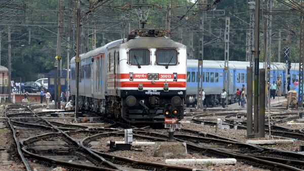 The passenger train sets off during the trial run of a 'semi-bullet train' between New Delhi and Agra from New Delhi railway station in New Delhi on July 3, 2014 - Sputnik International