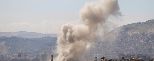 Smoke billows following a reported air strike in the rebel-held parts of the Jobar district, on the eastern outskirts of the Syrian capital Damascus - Sputnik International