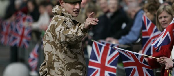 A British soldier from the 2nd Battalion, The Royal Anglian Regiment, talks to people prior to their parade through the town of Watford, England, Wednesday March 11, 2009. - Sputnik International