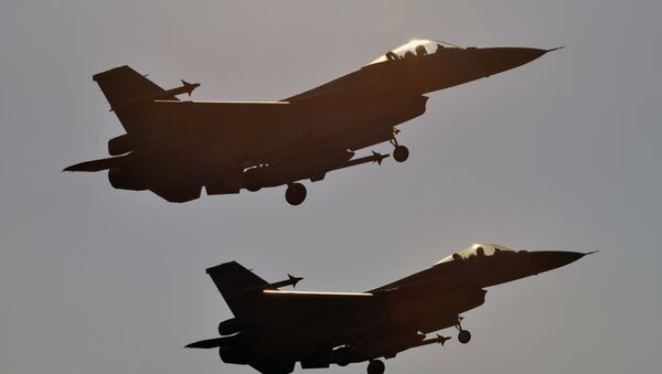 Two US-made F-16 fighters take off from the Chiayi air force base in southern Taiwan during a demonstration on January 26, 2016 - Sputnik International