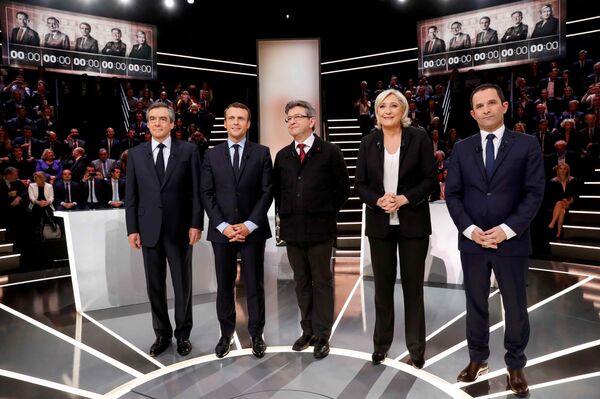 French presidential election candidates (LtoR) Francois Fillon, Emmanuel Macron, Jean-Luc Melenchon, Marine Le Pen and Benoit Hamon, pose before a debate organised by French private TV channel TF1 in Aubervilliers, outside Paris, France. French presidential election candidates (LtoR) Francois Fillon, Emmanuel Macron, Jean-Luc Melenchon, Marine Le Pen and Benoit Hamon, pose before a debate organised by French private TV channel TF1 in Aubervilliers, outside Paris, France. - Sputnik International