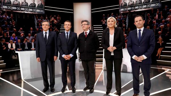 French presidential election candidates (LtoR) Francois Fillon, Emmanuel Macron, Jean-Luc Melenchon, Marine Le Pen and Benoit Hamon, pose before a debate organised by French private TV channel TF1 in Aubervilliers, outside Paris, France - Sputnik International