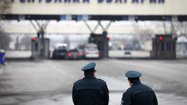 Bulgarian border policemen stand in front of the Kapitan Andreevo border crossing point between Bulgaria and Turkey. (File) - Sputnik International
