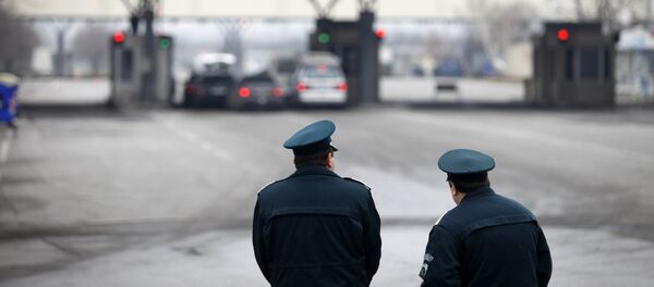 Bulgarian border policemen stand in front of the Kapitan Andreevo border crossing point between Bulgaria and Turkey. (File) - Sputnik International