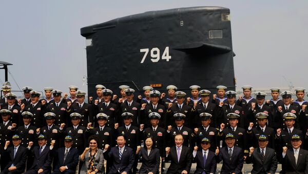 Taiwan President Tsai Ing-wen (C front row) poses for photos with navy servicemen in front of a Duch-made Sea Tiger submarine at the Tsoying navy base in Kaohsiung, southern Taiwan on March 21, 2017. - Sputnik International