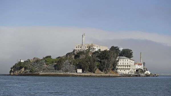 Fog lingers behind Alcatraz Island in San Francisco. (File) - Sputnik International