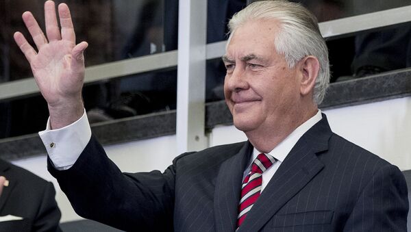 Secretary of State Rex Tillerson waves before speaking to State Department employees upon arrival at the State Department in Washington, Thursday, Feb. 2, 2017 - Sputnik International