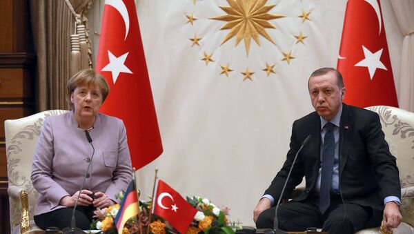 Turkish President Recep Tayyip Erdogan (R) listens on as German Chancellor Angela Merkel speaks during their meeting at the Presidential Palace on February 2, 2017 in Ankara - Sputnik International