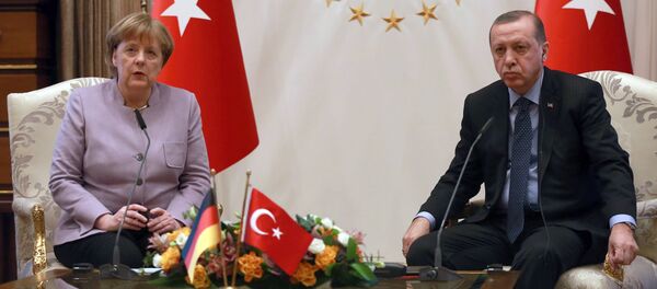 Turkish President Recep Tayyip Erdogan (R) listens on as German Chancellor Angela Merkel speaks during their meeting at the Presidential Palace on February 2, 2017 in Ankara - Sputnik International